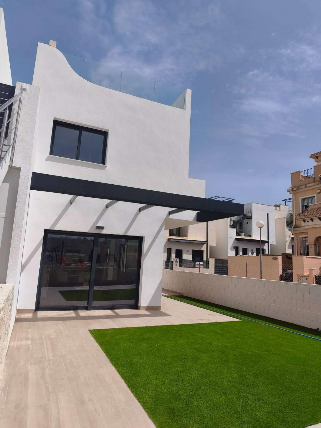 ADOSADO ESQUINERO DE OBRA NUEVA CON SOLÁRIUM PRIVADO, VISTAS AL MAR Y PISCINA EN PUNTA PRIMA