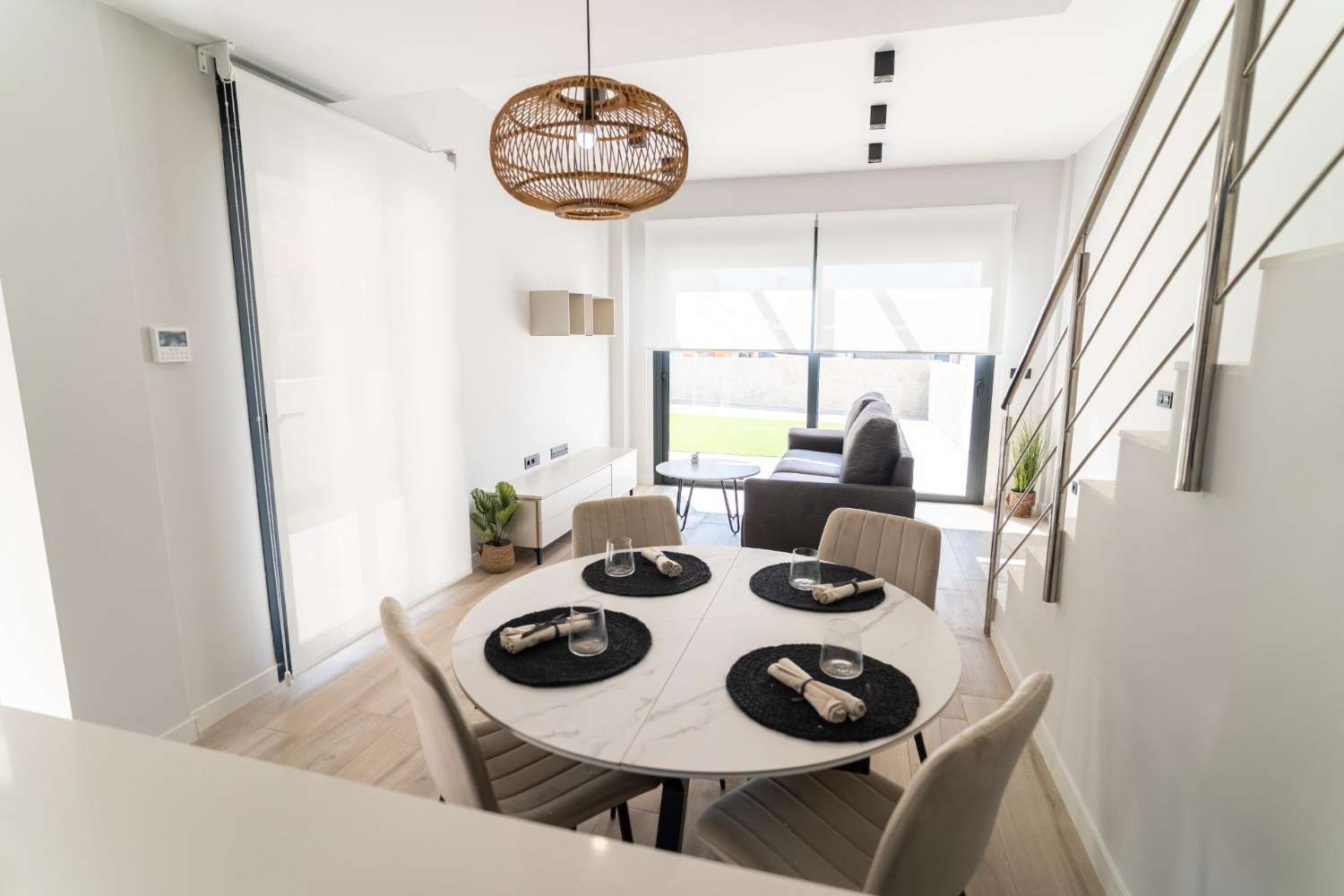 ADOSADO ESQUINERO DE OBRA NUEVA CON SOLÁRIUM PRIVADO, VISTAS AL MAR Y PISCINA EN PUNTA PRIMA