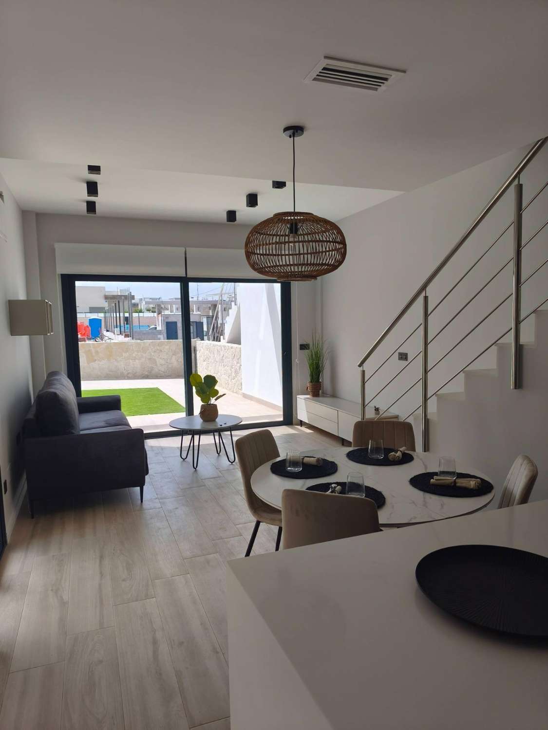 ADOSADO ESQUINERO DE OBRA NUEVA CON SOLÁRIUM PRIVADO, VISTAS AL MAR Y PISCINA EN PUNTA PRIMA