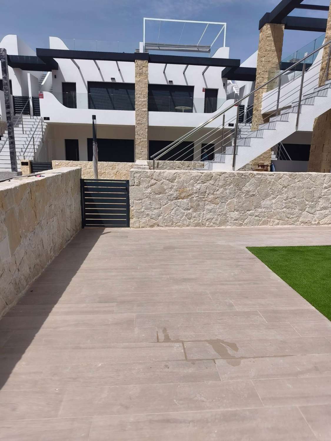 ADOSADO ESQUINERO DE OBRA NUEVA CON SOLÁRIUM PRIVADO, VISTAS AL MAR Y PISCINA EN PUNTA PRIMA