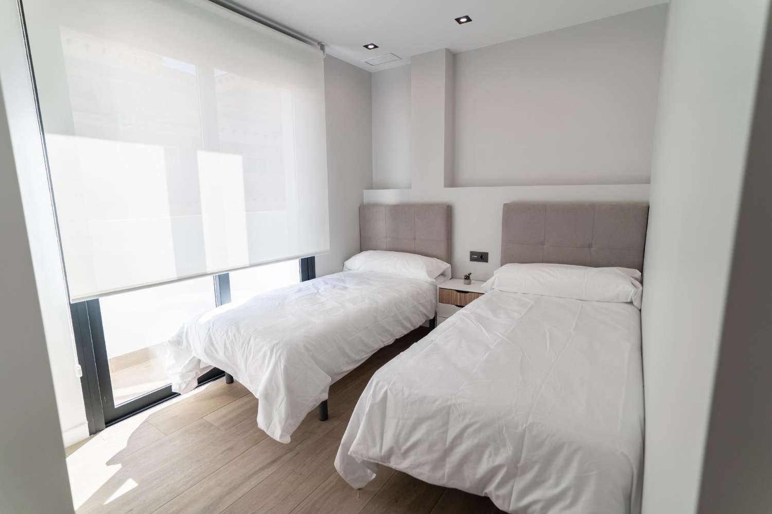 ADOSADO ESQUINERO DE OBRA NUEVA CON SOLÁRIUM PRIVADO, VISTAS AL MAR Y PISCINA EN PUNTA PRIMA