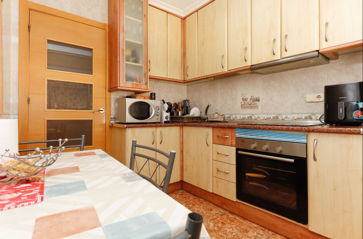 AMPLIO APARTAMENTO JUNTO AL PARQUE DE LAS NACIONES EN PLENO CENTRO DE TORREVIEJA