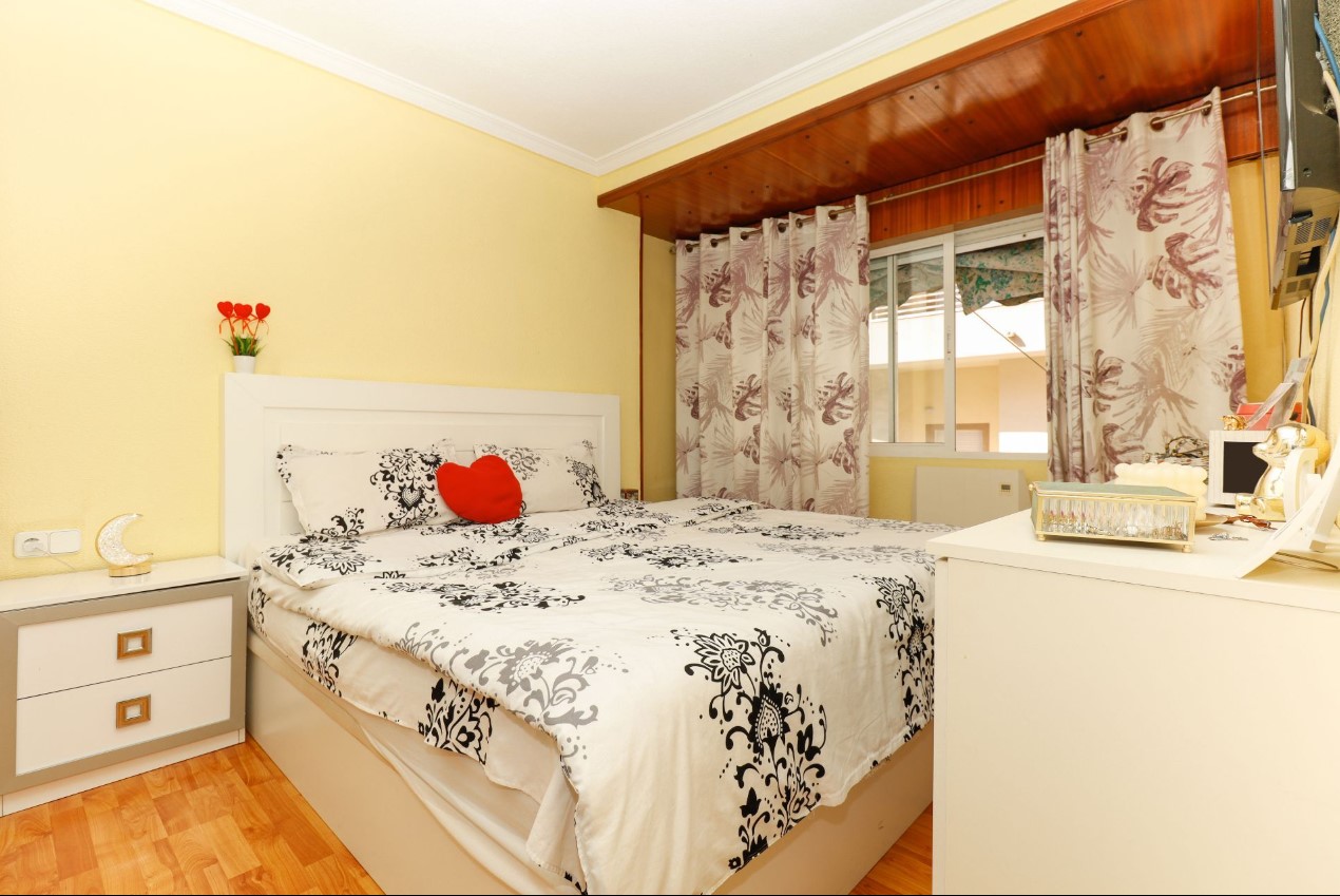 AMPLIO APARTAMENTO JUNTO AL PARQUE DE LAS NACIONES EN PLENO CENTRO DE TORREVIEJA