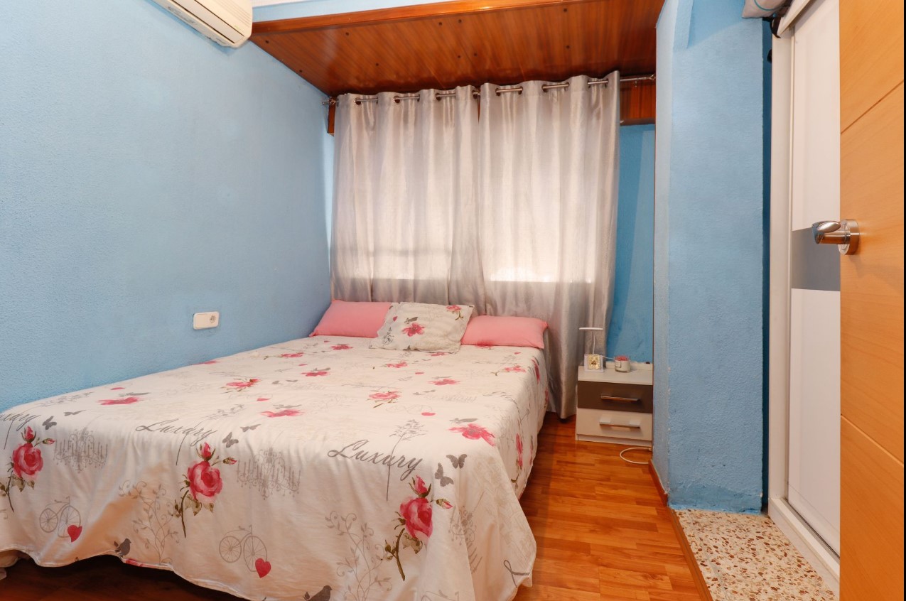 AMPLIO APARTAMENTO JUNTO AL PARQUE DE LAS NACIONES EN PLENO CENTRO DE TORREVIEJA