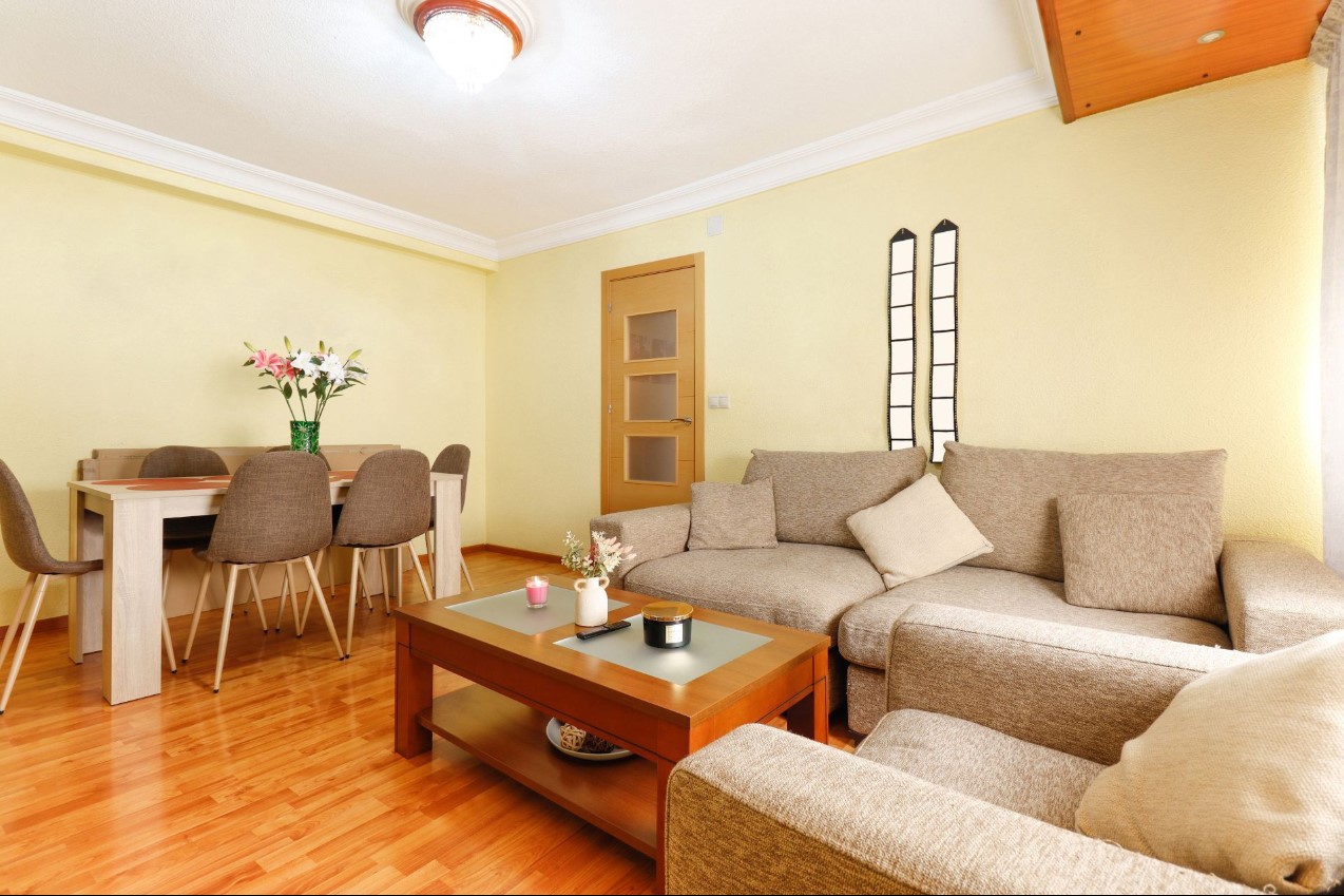 AMPLIO APARTAMENTO JUNTO AL PARQUE DE LAS NACIONES EN PLENO CENTRO DE TORREVIEJA
