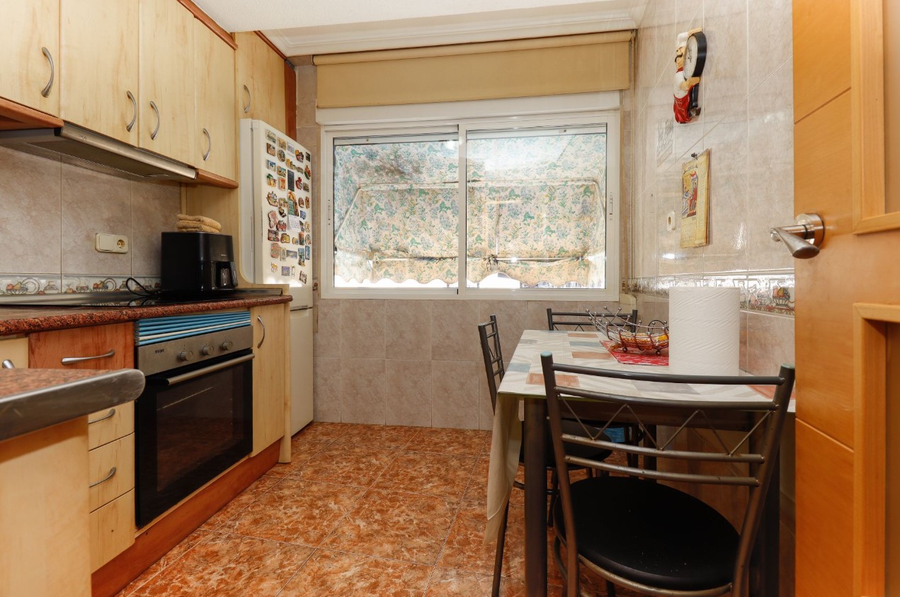 AMPLIO APARTAMENTO JUNTO AL PARQUE DE LAS NACIONES EN PLENO CENTRO DE TORREVIEJA