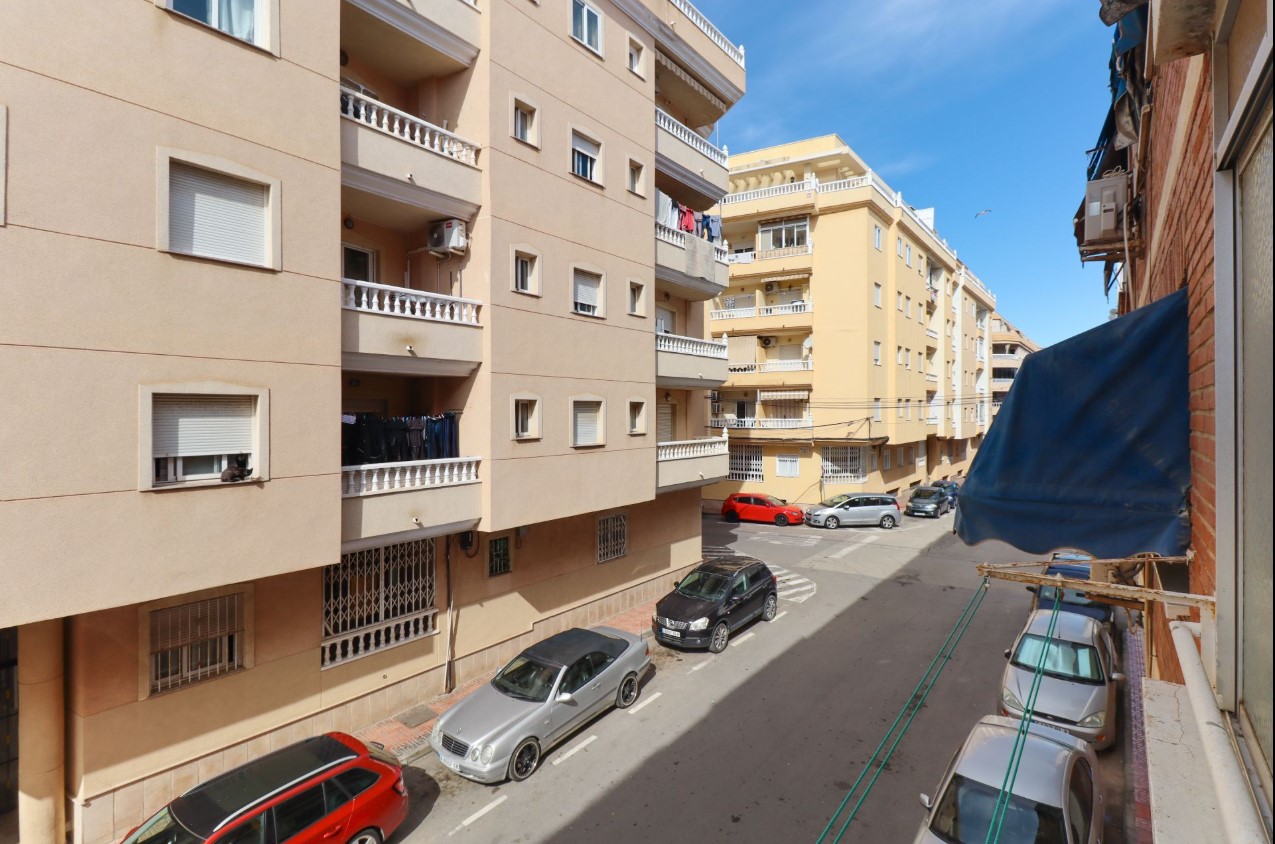 AMPLIO APARTAMENTO JUNTO AL PARQUE DE LAS NACIONES EN PLENO CENTRO DE TORREVIEJA