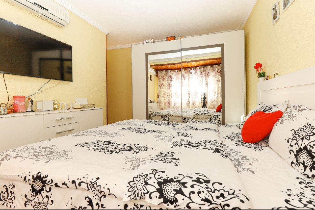 AMPLIO APARTAMENTO JUNTO AL PARQUE DE LAS NACIONES EN PLENO CENTRO DE TORREVIEJA