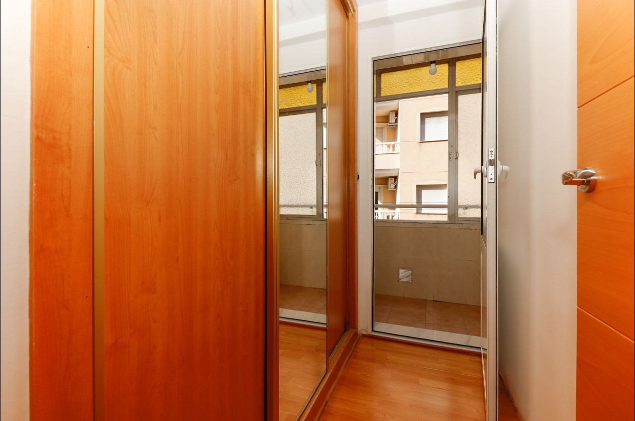 AMPLIO APARTAMENTO JUNTO AL PARQUE DE LAS NACIONES EN PLENO CENTRO DE TORREVIEJA