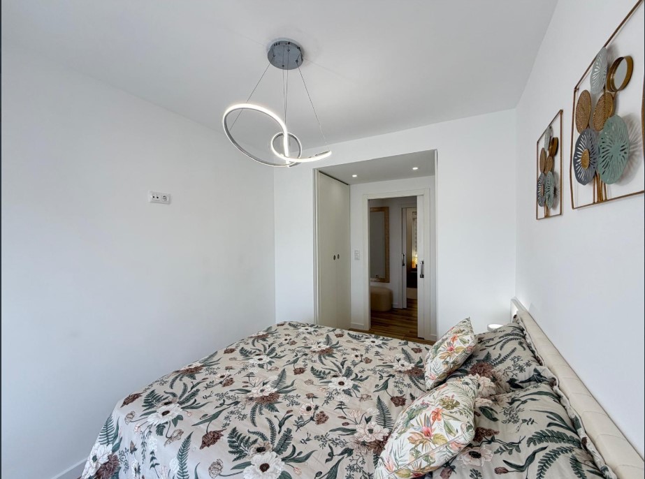 AMPLIO APARTAMENTO REFORMADO A 100 METROS DEL PUERTO Y PASEO MARÍTIMO DE TORREVIEJA