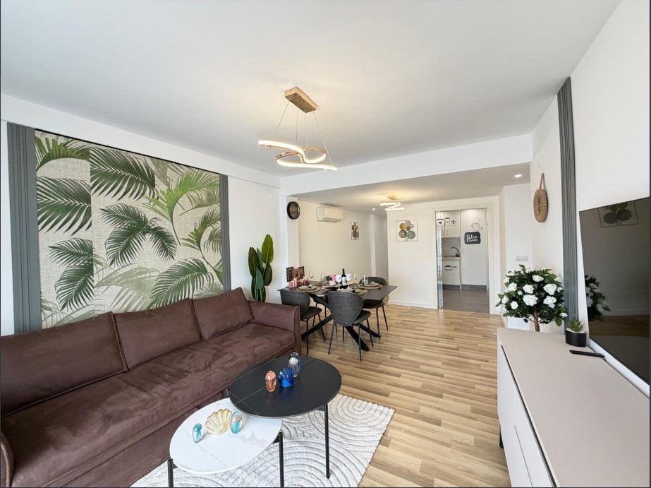 AMPLIO APARTAMENTO REFORMADO A 100 METROS DEL PUERTO Y PASEO MARÍTIMO DE TORREVIEJA