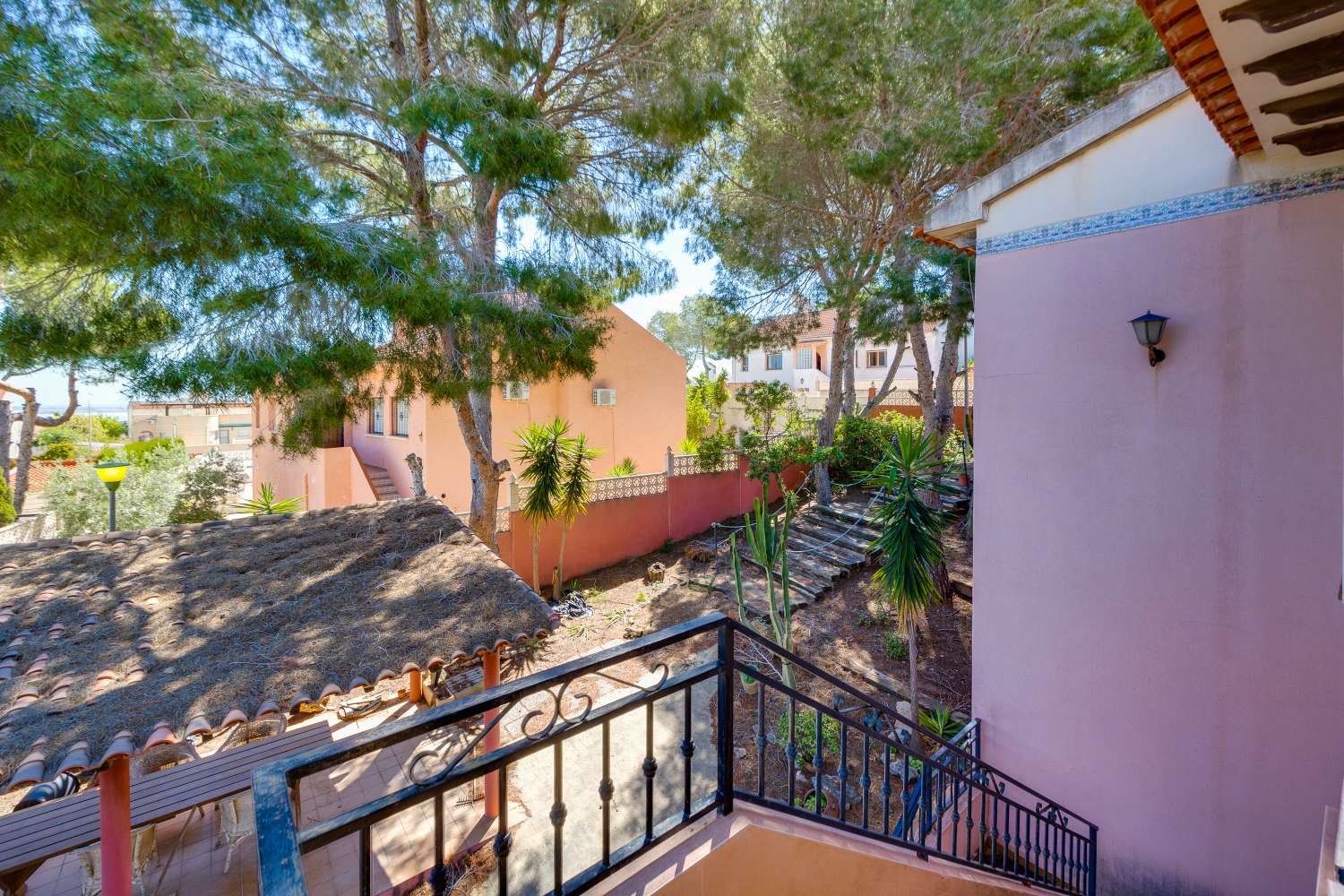 EXCLUSIVA VILLA MEDITERRÁNEA CON PARCELA DE 1.250 M², PISCINA PRIVADA Y APARTAMENTO INDEPENDIENTE EN SAN MIGUEL DE SALINAS