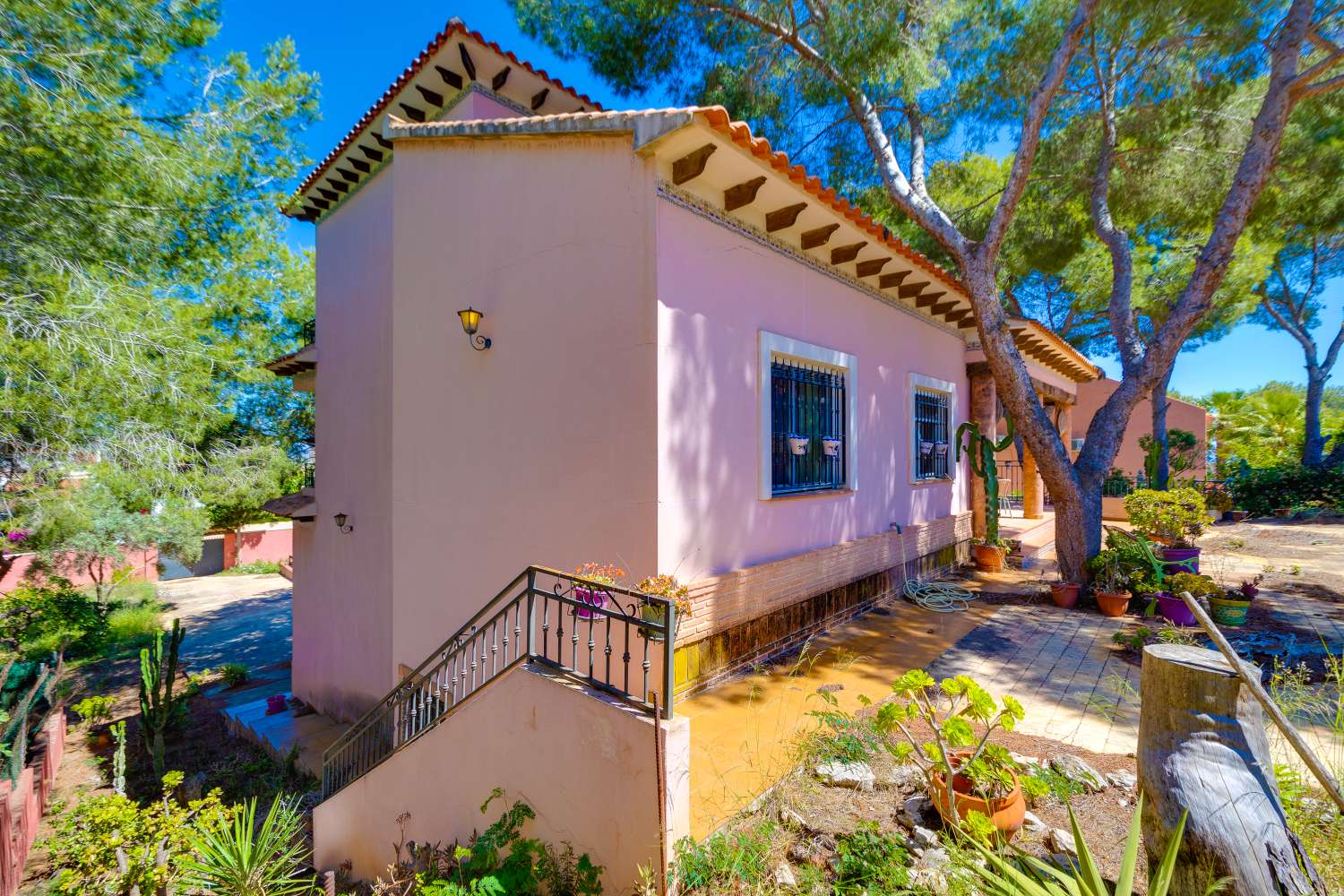 EXCLUSIVA VILLA MEDITERRÁNEA CON PARCELA DE 1.250 M², PISCINA PRIVADA Y APARTAMENTO INDEPENDIENTE EN SAN MIGUEL DE SALINAS