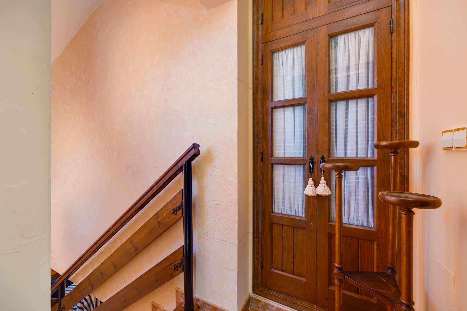 EXCLUSIVA VILLA MEDITERRÁNEA CON PARCELA DE 1.250 M², PISCINA PRIVADA Y APARTAMENTO INDEPENDIENTE EN SAN MIGUEL DE SALINAS