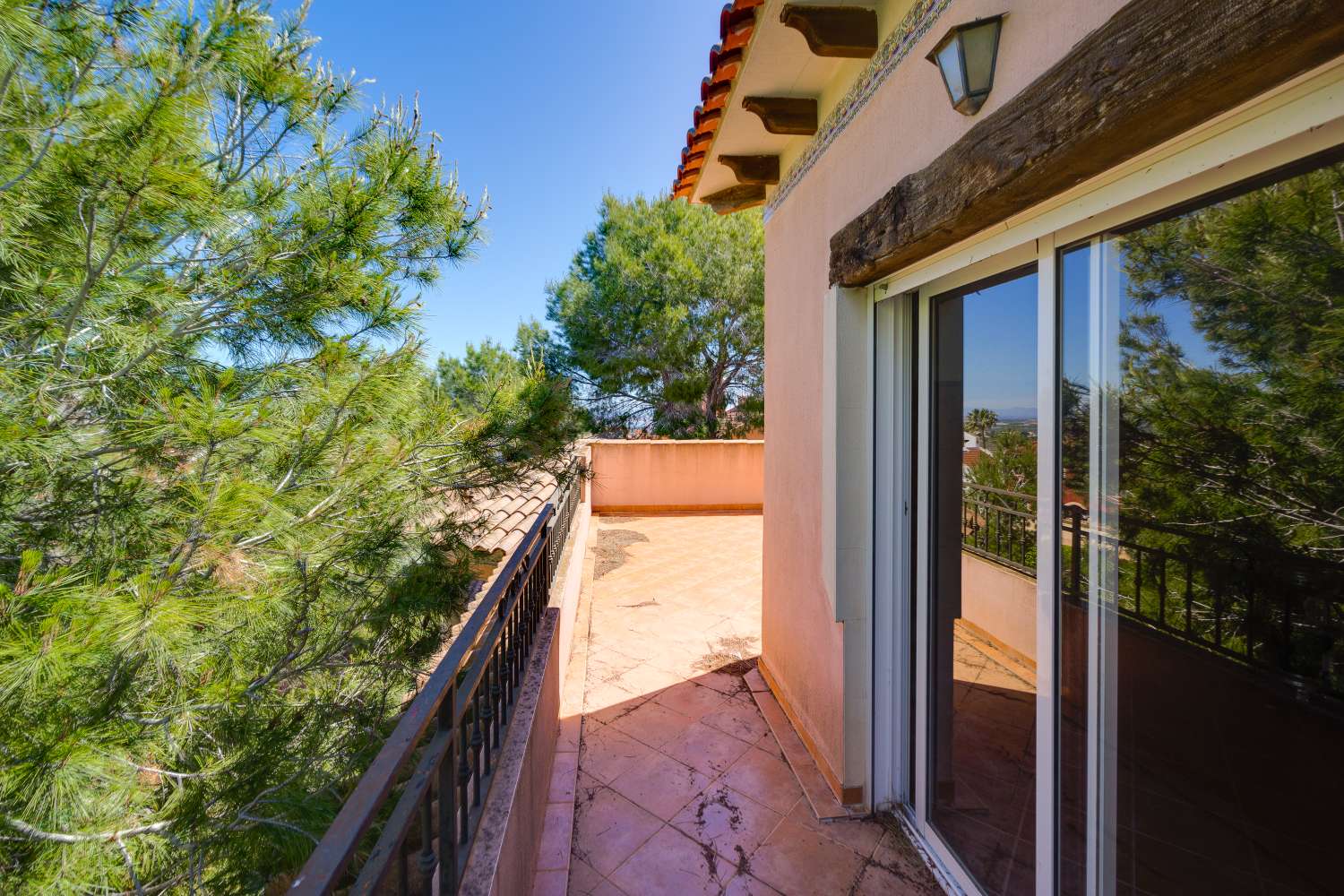 EXCLUSIVA VILLA MEDITERRÁNEA CON PARCELA DE 1.250 M², PISCINA PRIVADA Y APARTAMENTO INDEPENDIENTE EN SAN MIGUEL DE SALINAS