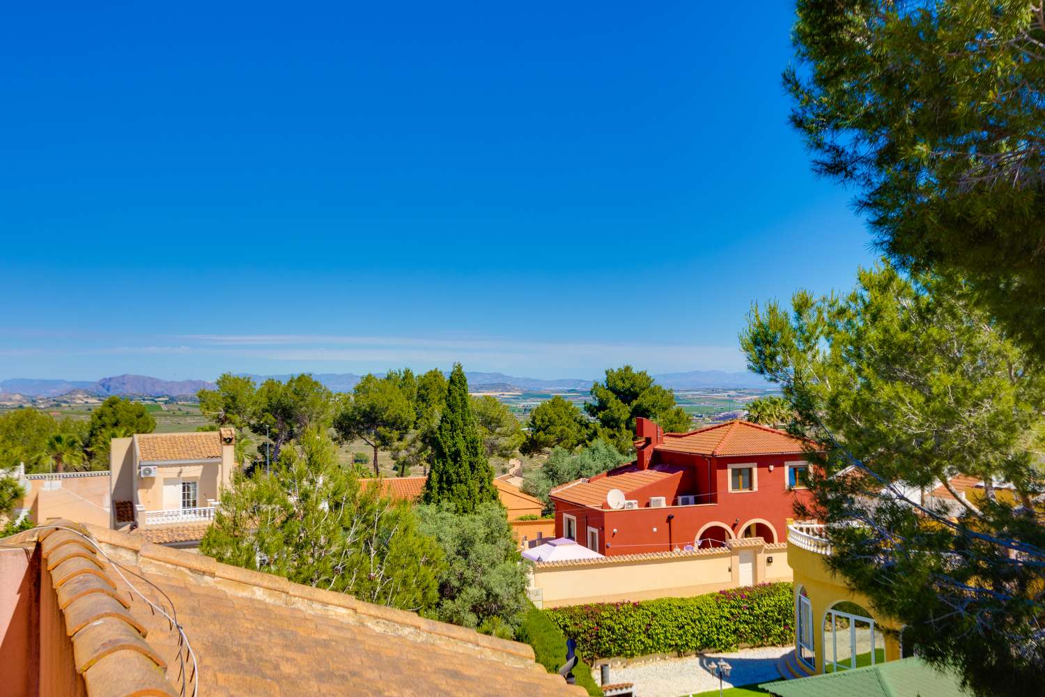 EXCLUSIVA VILLA MEDITERRÁNEA CON PARCELA DE 1.250 M², PISCINA PRIVADA Y APARTAMENTO INDEPENDIENTE EN SAN MIGUEL DE SALINAS