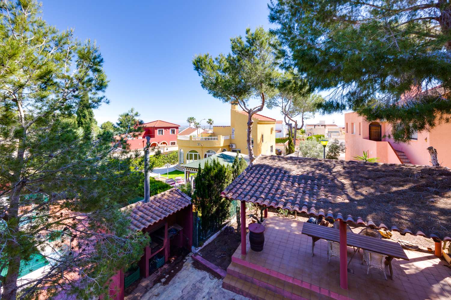 EXCLUSIVA VILLA MEDITERRÁNEA CON PARCELA DE 1.250 M², PISCINA PRIVADA Y APARTAMENTO INDEPENDIENTE EN SAN MIGUEL DE SALINAS