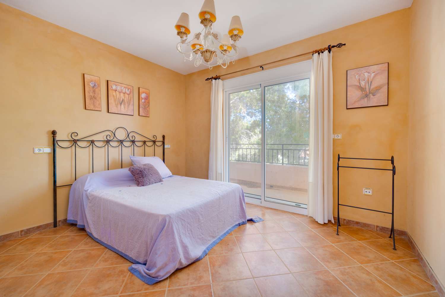 EXCLUSIVA VILLA MEDITERRÁNEA CON PARCELA DE 1.250 M², PISCINA PRIVADA Y APARTAMENTO INDEPENDIENTE EN SAN MIGUEL DE SALINAS