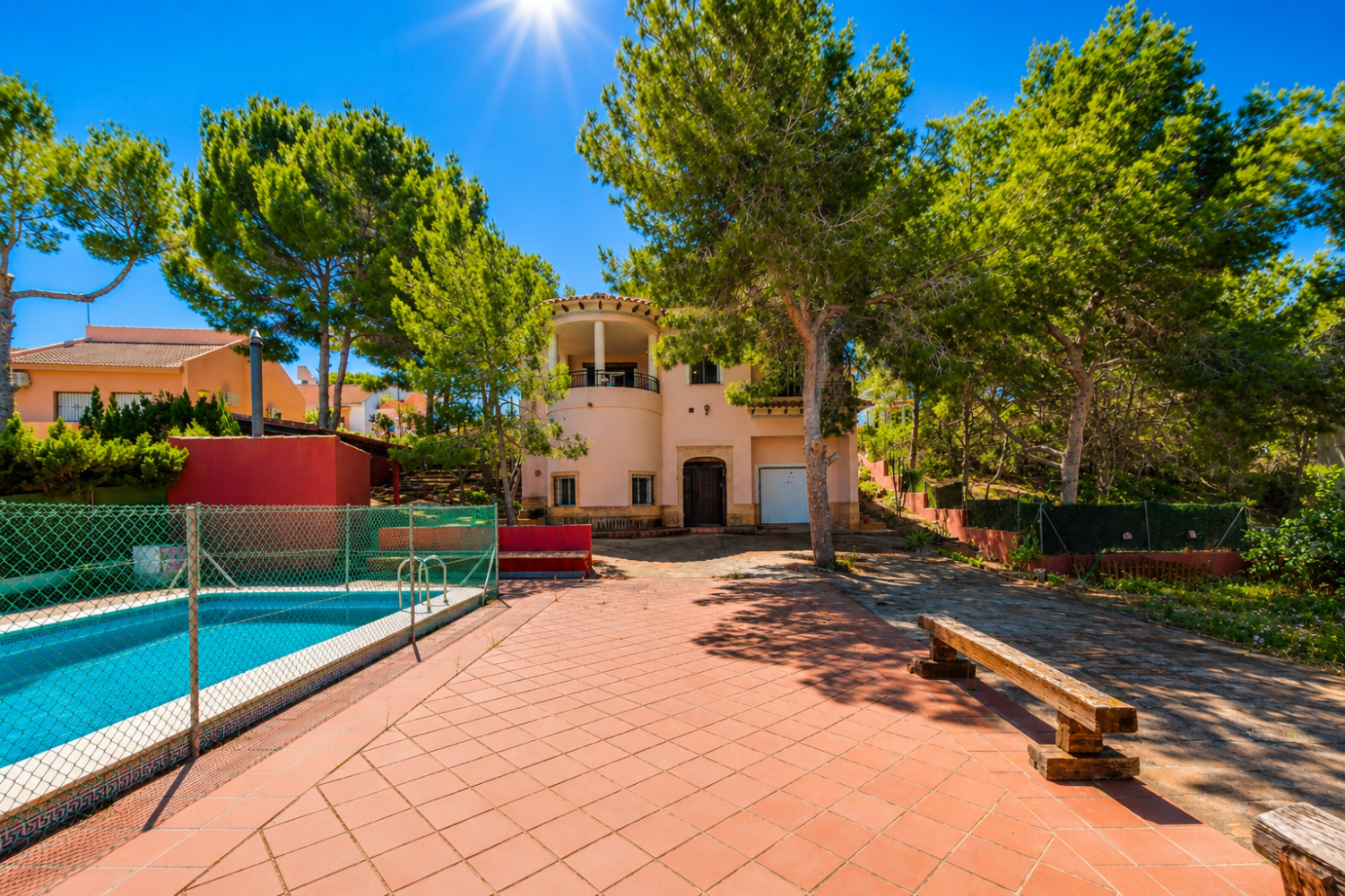 EXCLUSIVA VILLA MEDITERRÁNEA CON PARCELA DE 1.250 M², PISCINA PRIVADA Y APARTAMENTO INDEPENDIENTE EN SAN MIGUEL DE SALINAS