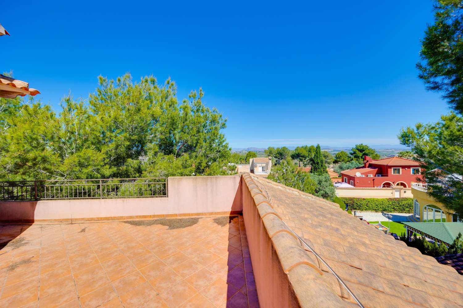 EXCLUSIVA VILLA MEDITERRÁNEA CON PARCELA DE 1.250 M², PISCINA PRIVADA Y APARTAMENTO INDEPENDIENTE EN SAN MIGUEL DE SALINAS
