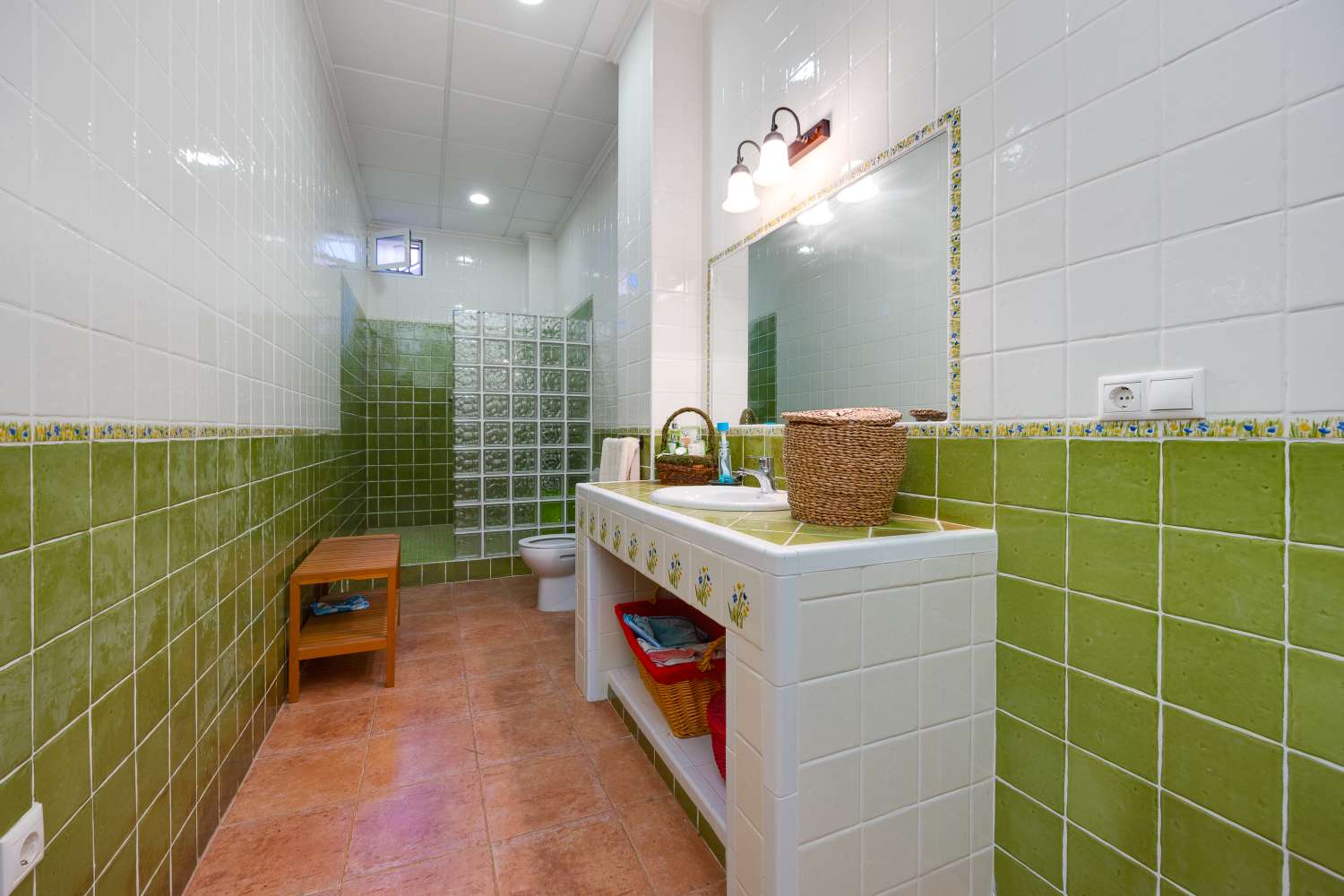 EXCLUSIVA VILLA MEDITERRÁNEA CON PARCELA DE 1.250 M², PISCINA PRIVADA Y APARTAMENTO INDEPENDIENTE EN SAN MIGUEL DE SALINAS