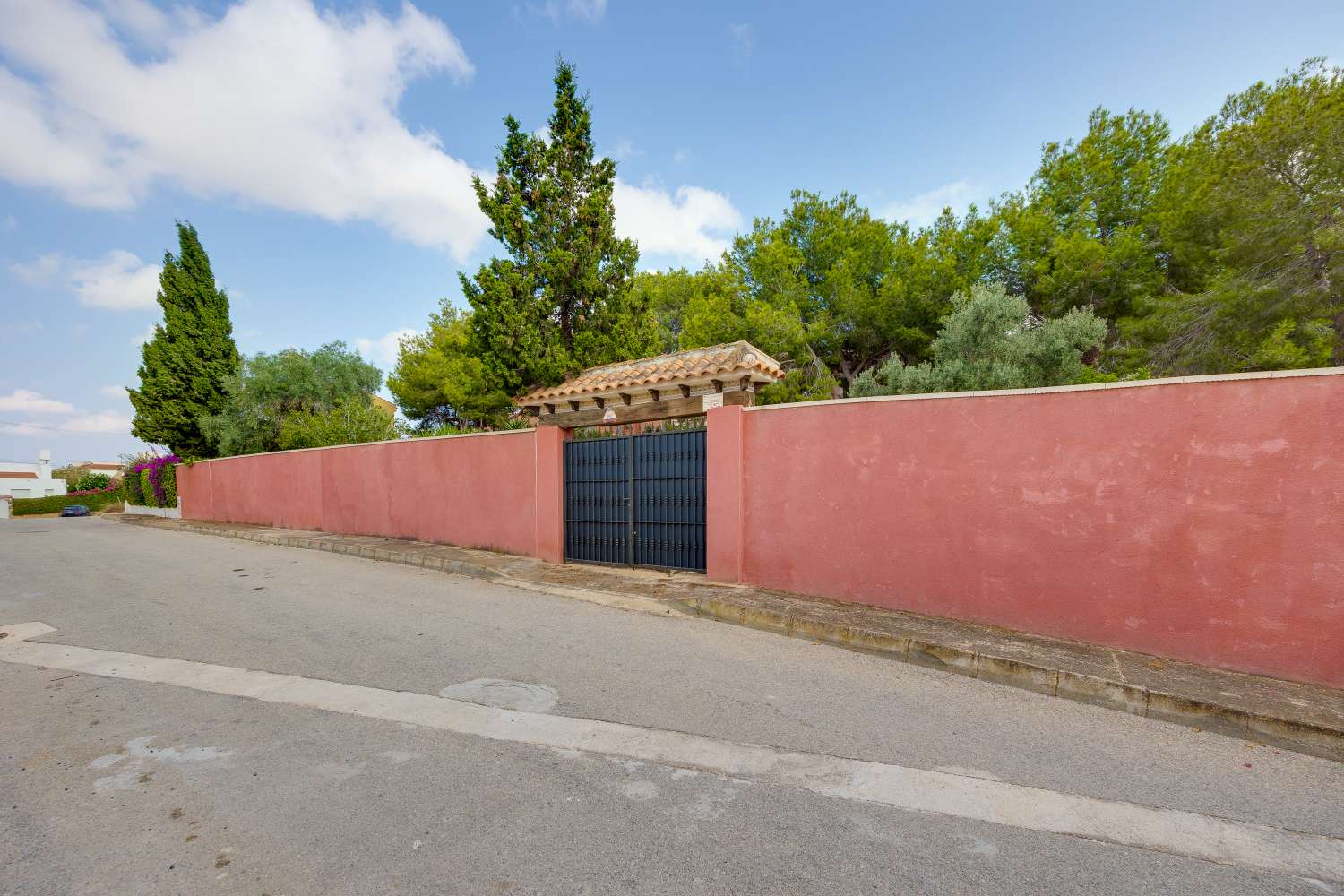 EXCLUSIVA VILLA MEDITERRÁNEA CON PARCELA DE 1.250 M², PISCINA PRIVADA Y APARTAMENTO INDEPENDIENTE EN SAN MIGUEL DE SALINAS