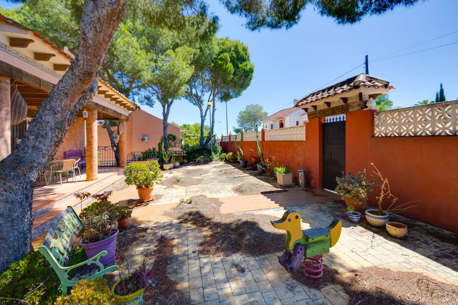 EXCLUSIVA VILLA MEDITERRÁNEA CON PARCELA DE 1.250 M², PISCINA PRIVADA Y APARTAMENTO INDEPENDIENTE EN SAN MIGUEL DE SALINAS