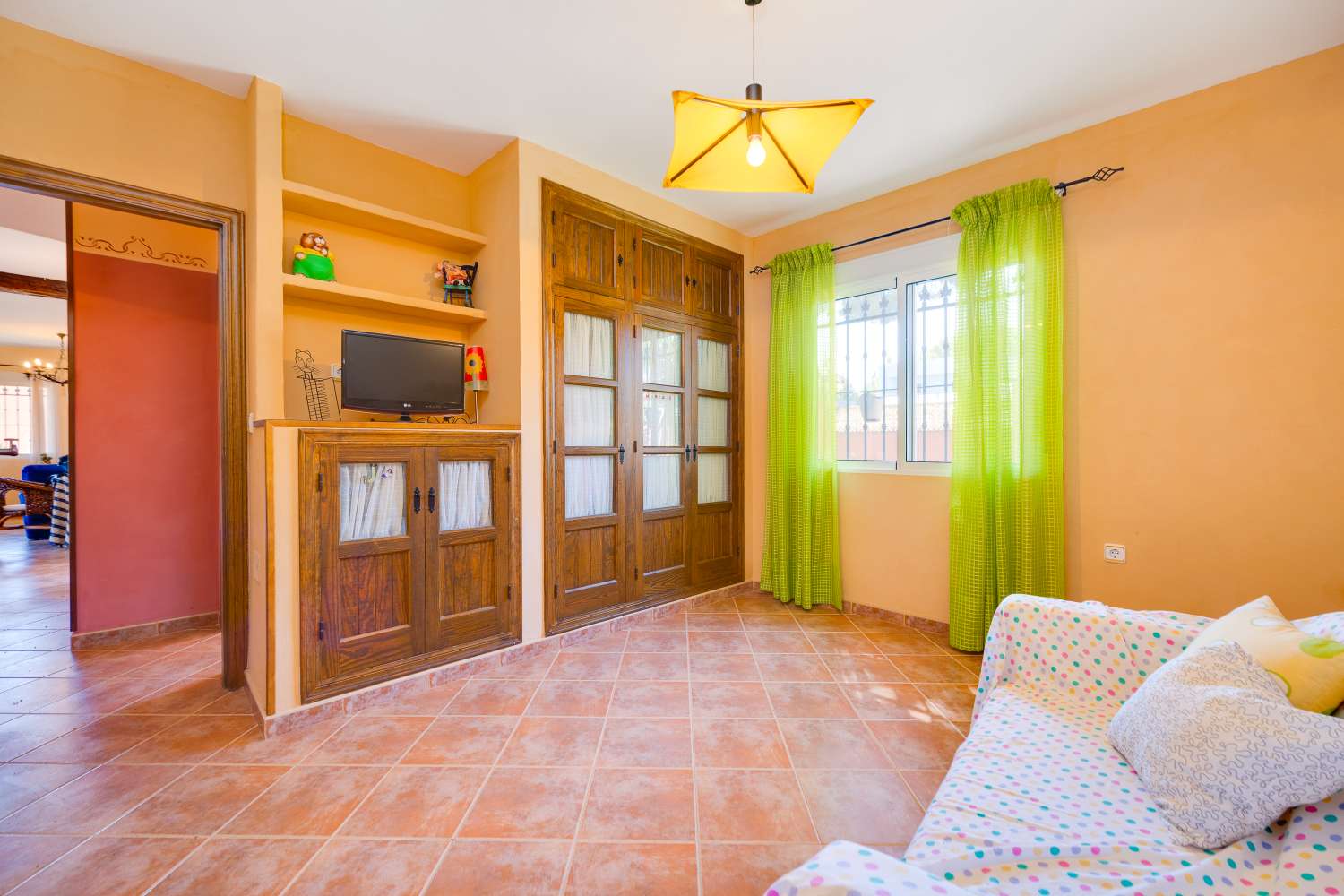 EXCLUSIVA VILLA MEDITERRÁNEA CON PARCELA DE 1.250 M², PISCINA PRIVADA Y APARTAMENTO INDEPENDIENTE EN SAN MIGUEL DE SALINAS