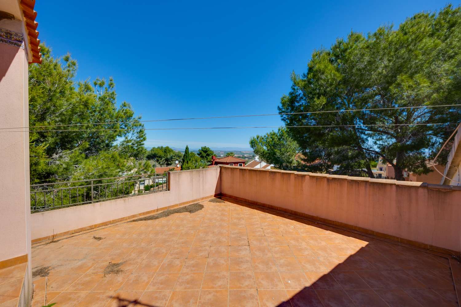 EXCLUSIVA VILLA MEDITERRÁNEA CON PARCELA DE 1.250 M², PISCINA PRIVADA Y APARTAMENTO INDEPENDIENTE EN SAN MIGUEL DE SALINAS