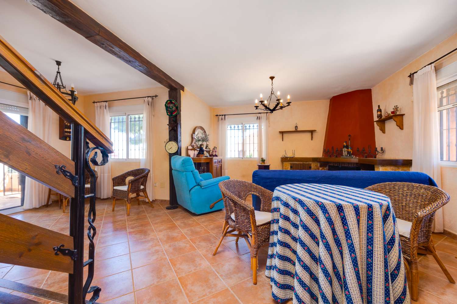 EXCLUSIVA VILLA MEDITERRÁNEA CON PARCELA DE 1.250 M², PISCINA PRIVADA Y APARTAMENTO INDEPENDIENTE EN SAN MIGUEL DE SALINAS