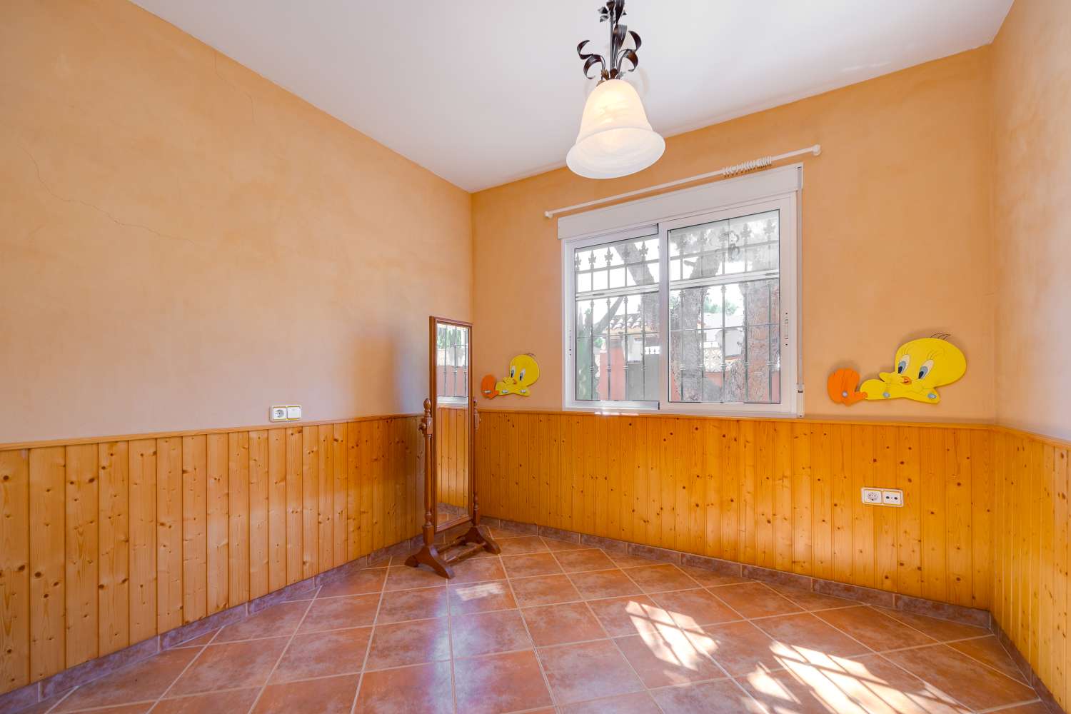 EXCLUSIVA VILLA MEDITERRÁNEA CON PARCELA DE 1.250 M², PISCINA PRIVADA Y APARTAMENTO INDEPENDIENTE EN SAN MIGUEL DE SALINAS