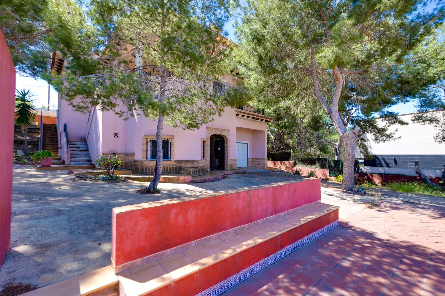 EXCLUSIVA VILLA MEDITERRÁNEA CON PARCELA DE 1.250 M², PISCINA PRIVADA Y APARTAMENTO INDEPENDIENTE EN SAN MIGUEL DE SALINAS