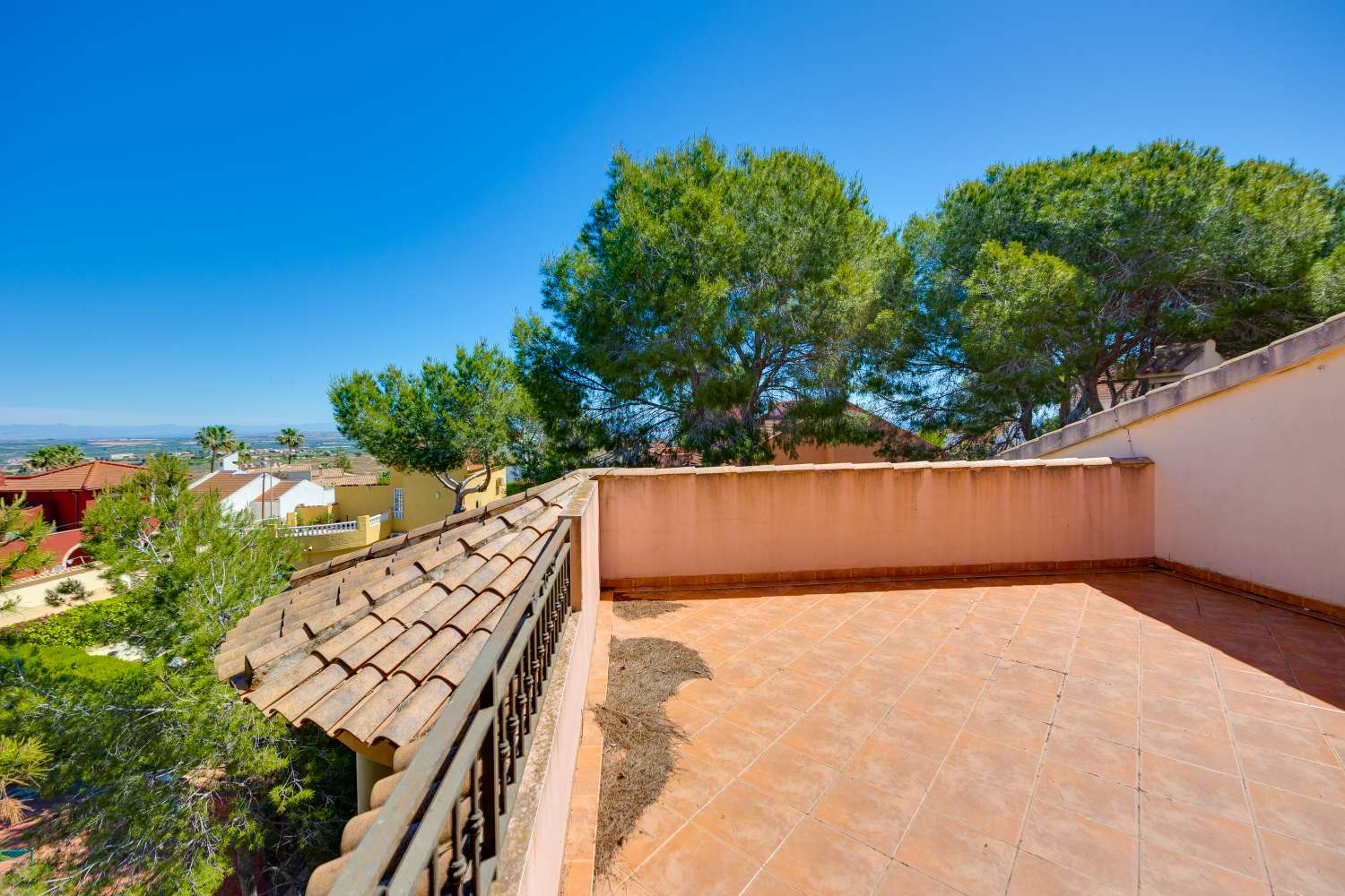 EXCLUSIVA VILLA MEDITERRÁNEA CON PARCELA DE 1.250 M², PISCINA PRIVADA Y APARTAMENTO INDEPENDIENTE EN SAN MIGUEL DE SALINAS