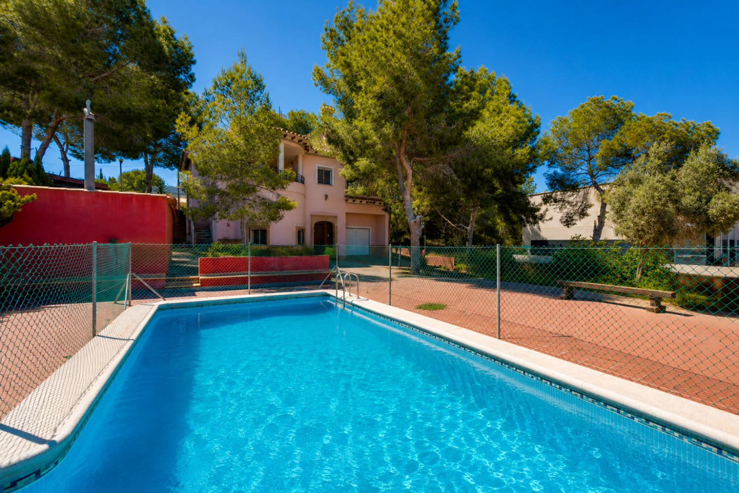 EXCLUSIVA VILLA MEDITERRÁNEA CON PARCELA DE 1.250 M², PISCINA PRIVADA Y APARTAMENTO INDEPENDIENTE EN SAN MIGUEL DE SALINAS