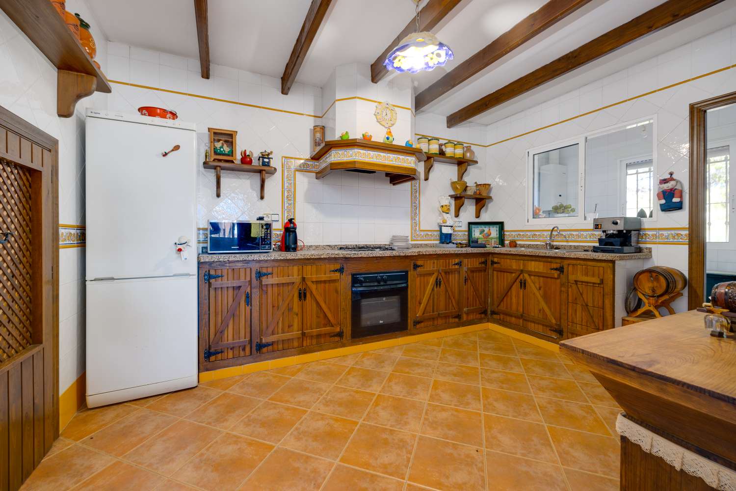 EXCLUSIVA VILLA MEDITERRÁNEA CON PARCELA DE 1.250 M², PISCINA PRIVADA Y APARTAMENTO INDEPENDIENTE EN SAN MIGUEL DE SALINAS