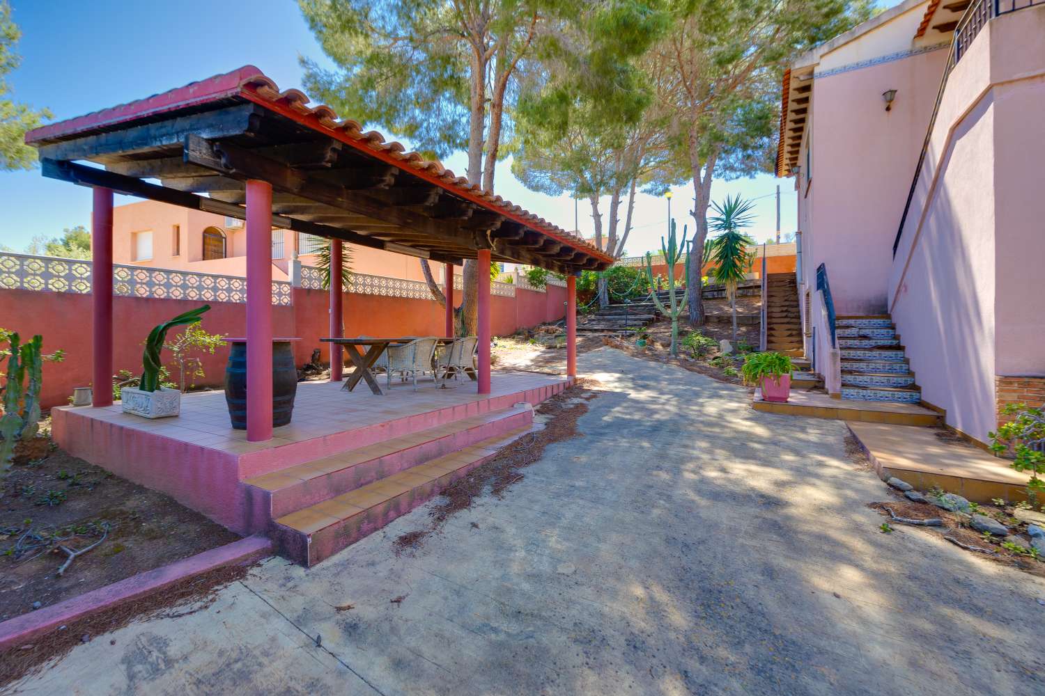 EXCLUSIVA VILLA MEDITERRÁNEA CON PARCELA DE 1.250 M², PISCINA PRIVADA Y APARTAMENTO INDEPENDIENTE EN SAN MIGUEL DE SALINAS