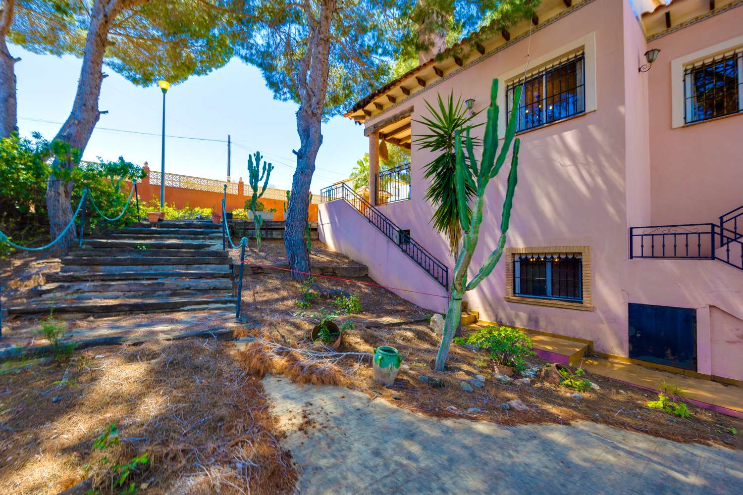 EXCLUSIVA VILLA MEDITERRÁNEA CON PARCELA DE 1.250 M², PISCINA PRIVADA Y APARTAMENTO INDEPENDIENTE EN SAN MIGUEL DE SALINAS