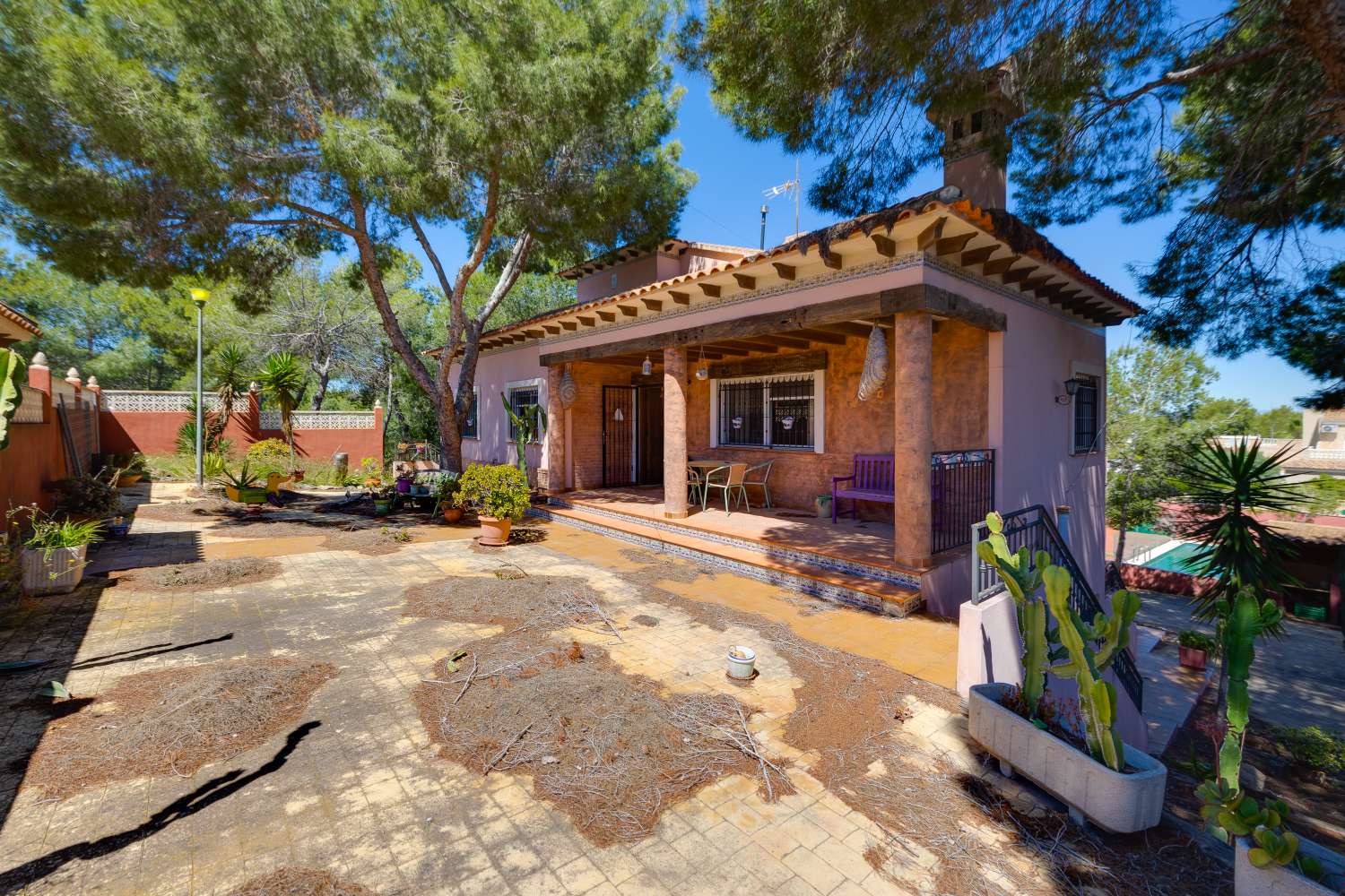 EXCLUSIVA VILLA MEDITERRÁNEA CON PARCELA DE 1.250 M², PISCINA PRIVADA Y APARTAMENTO INDEPENDIENTE EN SAN MIGUEL DE SALINAS