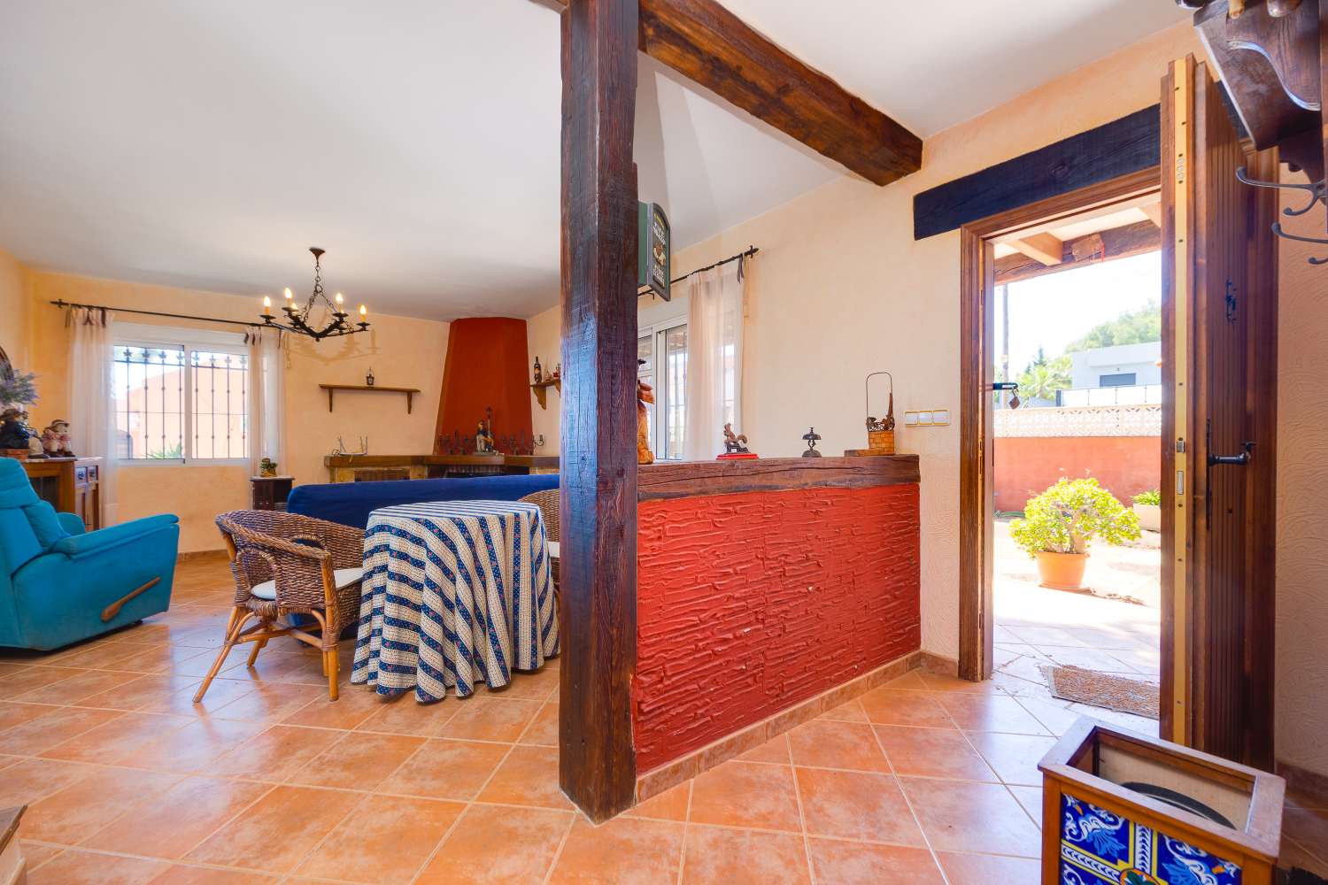 EXCLUSIVA VILLA MEDITERRÁNEA CON PARCELA DE 1.250 M², PISCINA PRIVADA Y APARTAMENTO INDEPENDIENTE EN SAN MIGUEL DE SALINAS