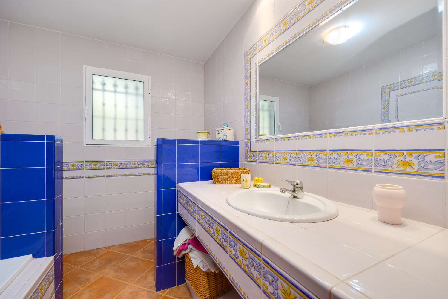 EXCLUSIVA VILLA MEDITERRÁNEA CON PARCELA DE 1.250 M², PISCINA PRIVADA Y APARTAMENTO INDEPENDIENTE EN SAN MIGUEL DE SALINAS