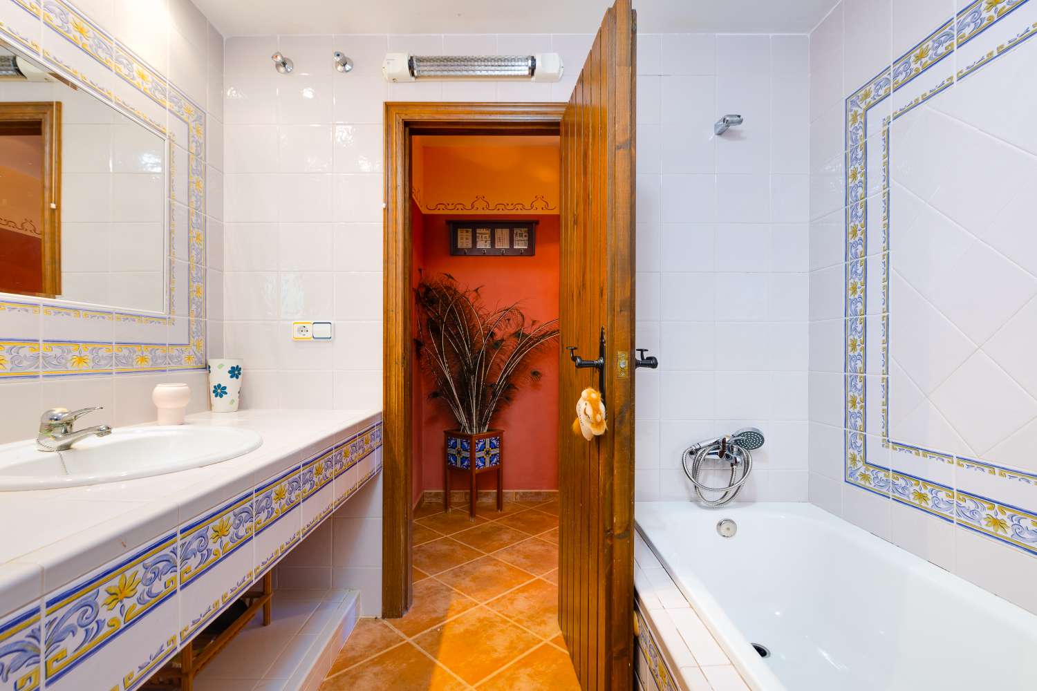 EXCLUSIVA VILLA MEDITERRÁNEA CON PARCELA DE 1.250 M², PISCINA PRIVADA Y APARTAMENTO INDEPENDIENTE EN SAN MIGUEL DE SALINAS