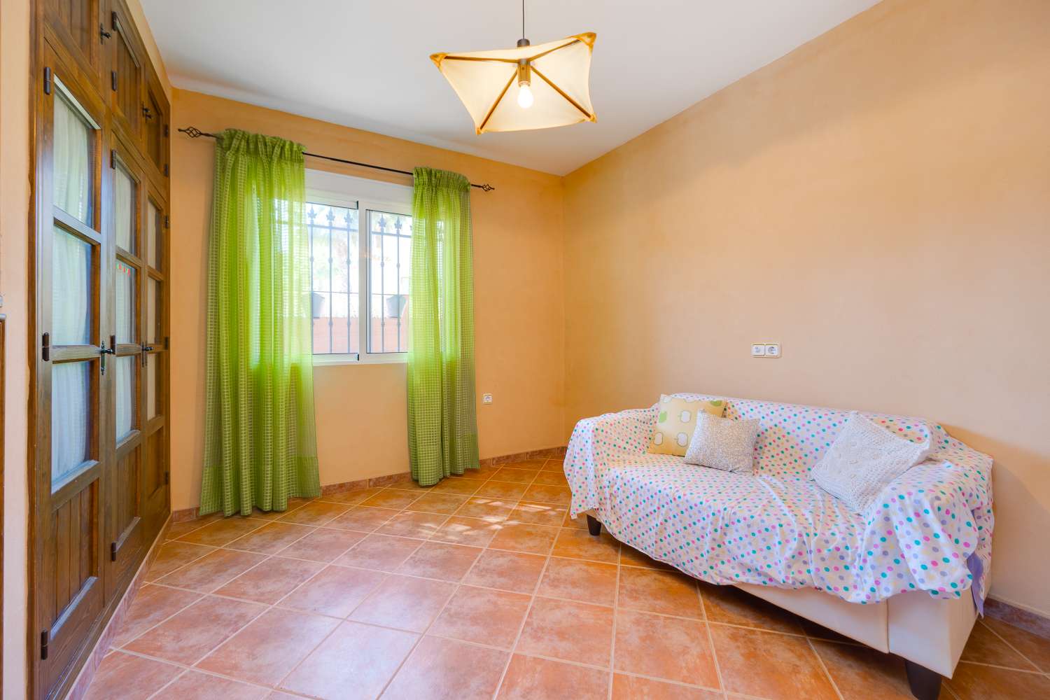 EXCLUSIVA VILLA MEDITERRÁNEA CON PARCELA DE 1.250 M², PISCINA PRIVADA Y APARTAMENTO INDEPENDIENTE EN SAN MIGUEL DE SALINAS