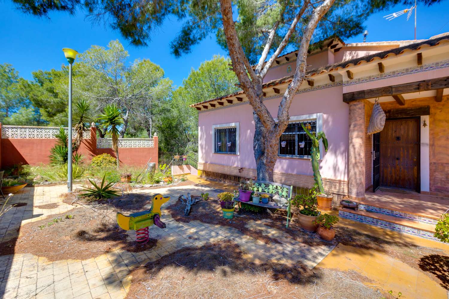 EXCLUSIVA VILLA MEDITERRÁNEA CON PARCELA DE 1.250 M², PISCINA PRIVADA Y APARTAMENTO INDEPENDIENTE EN SAN MIGUEL DE SALINAS