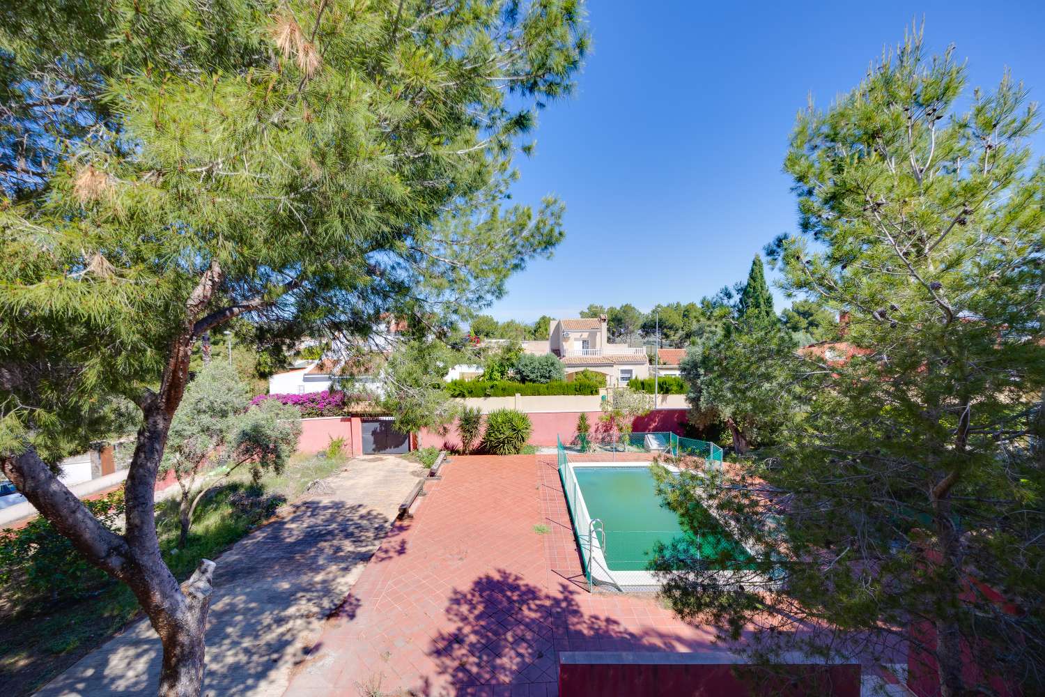 EXCLUSIVA VILLA MEDITERRÁNEA CON PARCELA DE 1.250 M², PISCINA PRIVADA Y APARTAMENTO INDEPENDIENTE EN SAN MIGUEL DE SALINAS