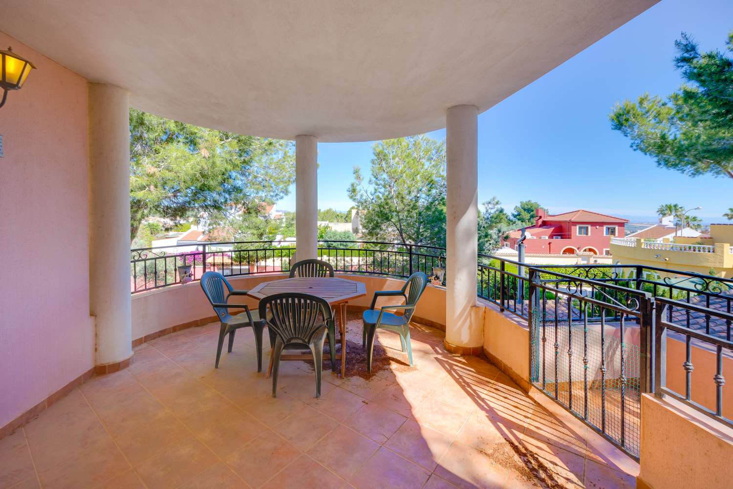 EXCLUSIVA VILLA MEDITERRÁNEA CON PARCELA DE 1.250 M², PISCINA PRIVADA Y APARTAMENTO INDEPENDIENTE EN SAN MIGUEL DE SALINAS