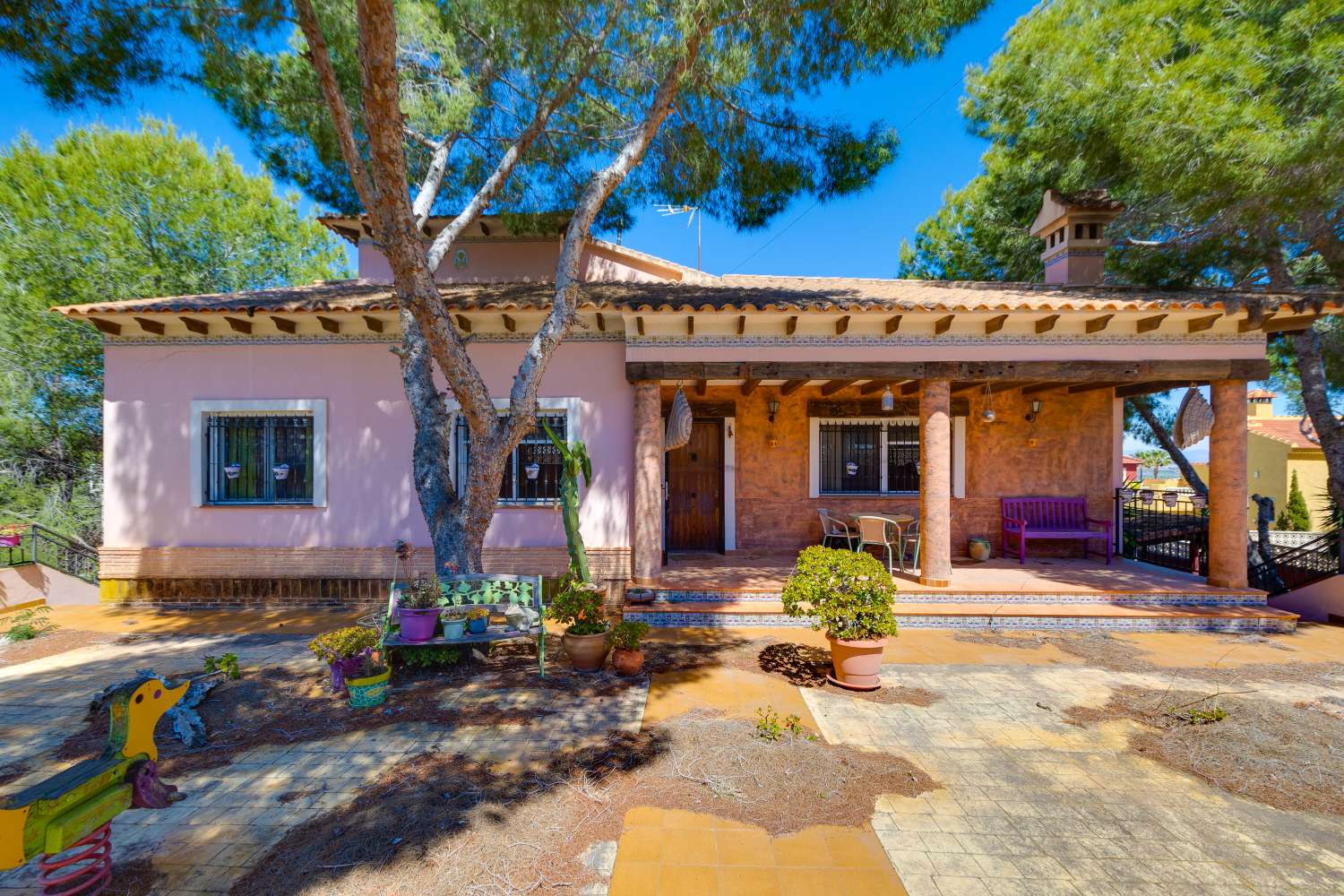 EXCLUSIVA VILLA MEDITERRÁNEA CON PARCELA DE 1.250 M², PISCINA PRIVADA Y APARTAMENTO INDEPENDIENTE EN SAN MIGUEL DE SALINAS