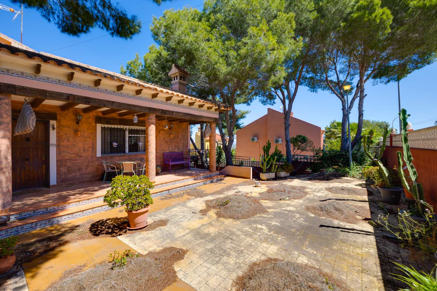 EXCLUSIVA VILLA MEDITERRÁNEA CON PARCELA DE 1.250 M², PISCINA PRIVADA Y APARTAMENTO INDEPENDIENTE EN SAN MIGUEL DE SALINAS