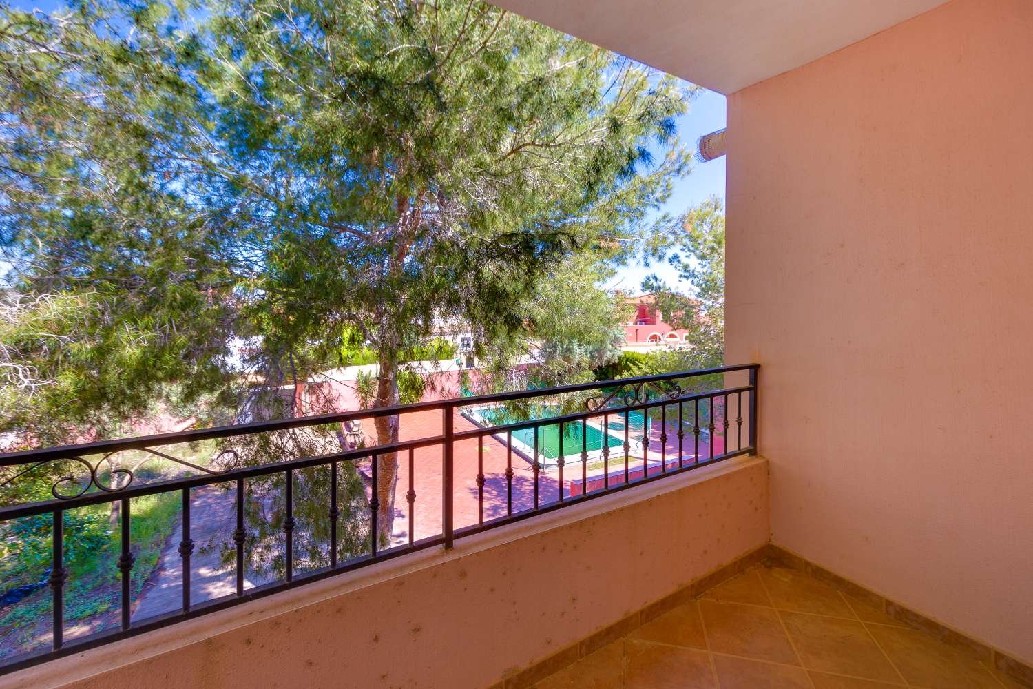 EXCLUSIVA VILLA MEDITERRÁNEA CON PARCELA DE 1.250 M², PISCINA PRIVADA Y APARTAMENTO INDEPENDIENTE EN SAN MIGUEL DE SALINAS