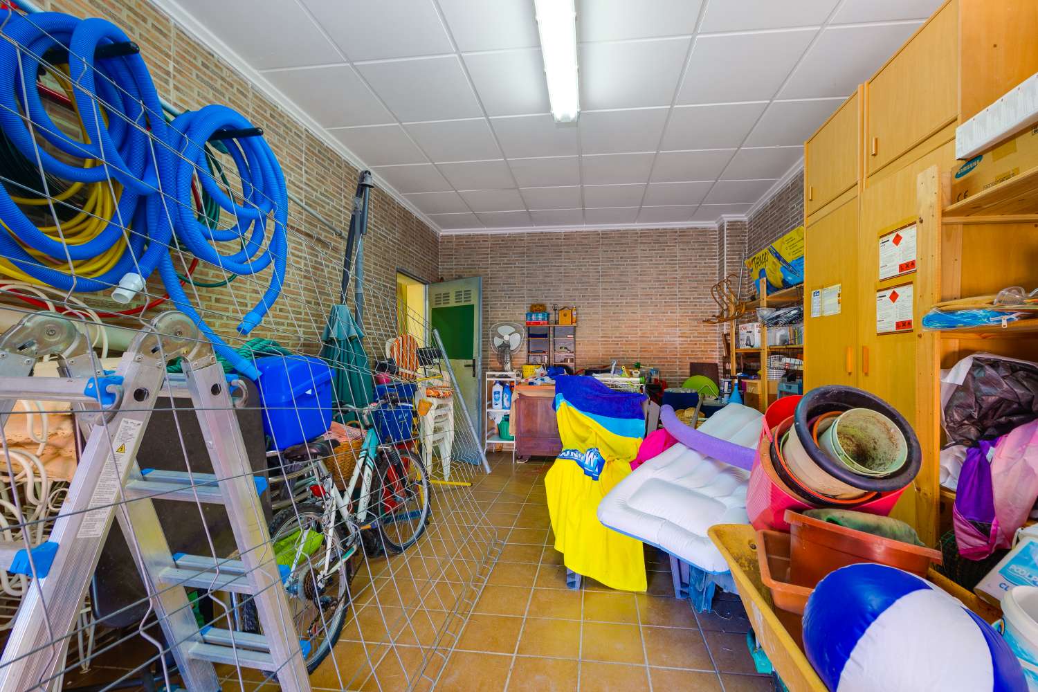 EXCLUSIVA VILLA MEDITERRÁNEA CON PARCELA DE 1.250 M², PISCINA PRIVADA Y APARTAMENTO INDEPENDIENTE EN SAN MIGUEL DE SALINAS