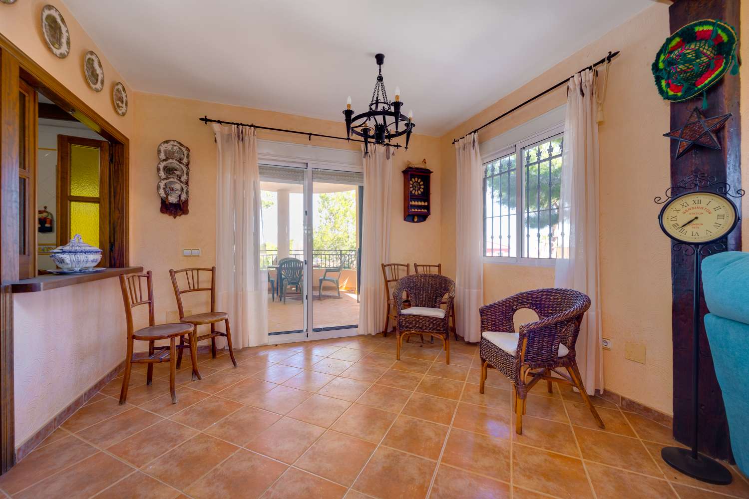 EXCLUSIVA VILLA MEDITERRÁNEA CON PARCELA DE 1.250 M², PISCINA PRIVADA Y APARTAMENTO INDEPENDIENTE EN SAN MIGUEL DE SALINAS